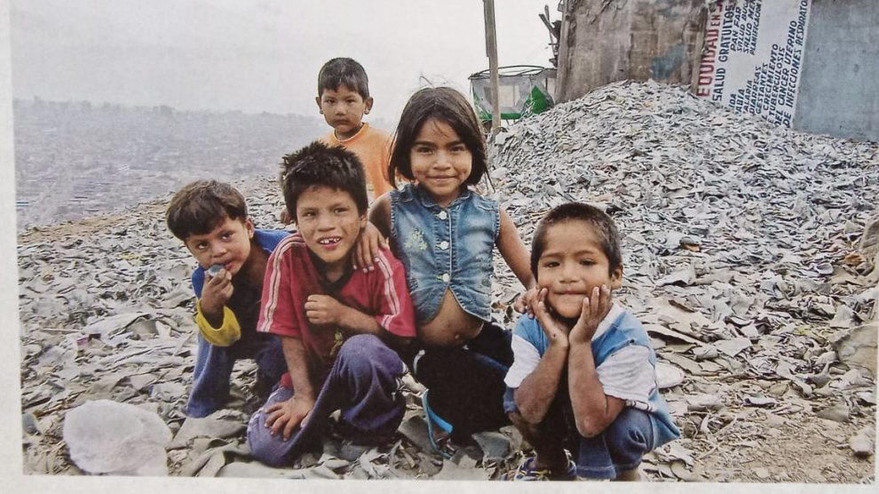 Kinder in Lima vom Kinderwerk und Kinderspeisung
